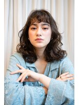 マグノリア オモテサンドウ(MAGNOLiA Omotesando)&nbsp;顔周りでイメチェン！軽やかウェーブくびれミディ