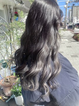 ミハス(Mijas) 暗めグレージュにシルバーのインナーカラー（ブリーチ2～3回）