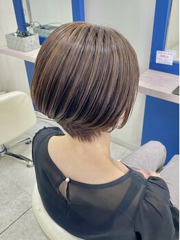 ミツボシ 本八幡(MITSUBOSHI)の写真/白髪は"魅せる"時代！伸びてくるたびにすぐ気になる白髪も「白髪ぼかしハイライト」でおしゃれに◎[本八幡]