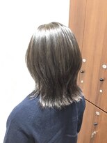 アクセ ハッシュカットミディくびれヘア×スモーキーカラーグレージュ