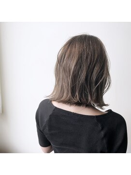 エイミー(Aimee) Aimee 外ハネ×アッシュグレージュ