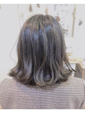 ファミーユ ヘア(Famille Hair) 外ハネ切りっぱなしボブ