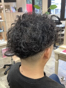 アルターリール(aL ter Rire) MEN’S HAIR/サーフカール/刈り上げセンターパート/中村