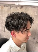 センターパートツイストスパイラルパーマメンズ波巻きパーマ
