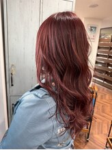 枝毛や切れ毛を抑える「ダメージレス」な薬剤選定。髪の芯を保護しながら理想の艶色を叶える極上ケア。