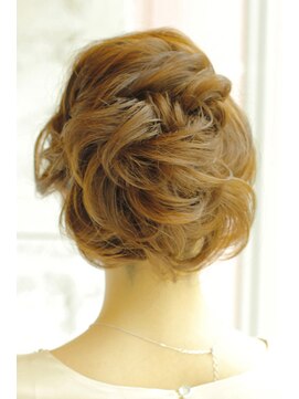 ランチ(Ranch) カッチリしすぎないルーズなシニヨン