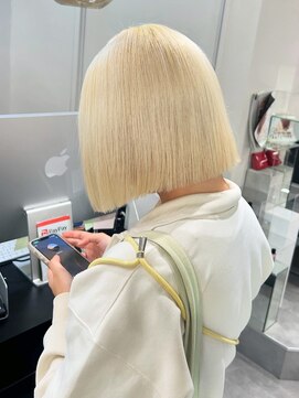 Beleza 川越 -ブリーチ・ハイトーン・ダブルカラー・エクステ・羽エクステ- 17888金髪ハッシュボブミルクティーブロンドホワイトアッシュ