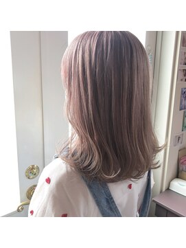 ベティ(Bettie) ほんのりピンクがかわいいピンクベージュ