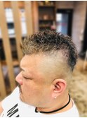 30代40代メンズパーマフェードスタイルかき上げ短髪ワイルド