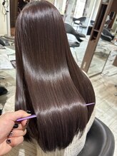 【マイナス10歳の艶髪へ】ヘアケア特化の専属スタイリストが、様々な髪質・髪のお悩みに合わせて商材を選定