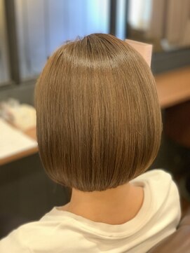 メレット(Meret) 〈Meret〉伸ばしかけショートボブ×カーキベージュ