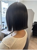 ヘイリーボブ　切りっぱなし　ブルーブラック　外ハネ　縮毛矯正