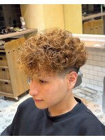 グルーマーズトウキョウ(GROOMER/S TOKYO)&nbsp;スペインカール　ブラウン　フェード　海外風　メンズパーマ