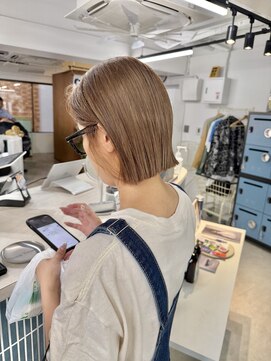 ヒビヲ(HIBIO) ショートボブ切りっぱなしボブタッセルボブベージュカラー横浜