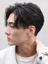 パーマをしっかりかけるのが難しい方には、ナチュラルなセンターパートデザインが◎[大阪梅田/men's/眉毛]