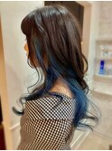 インナーにブルーを入れ個性的だけど主張し過ぎないモードカラー
