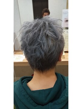 ブロッサム 東中野店 手ぐしでラフな質感のシルバーグレイ