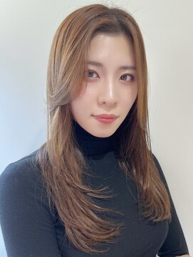 ティア(Tia.) ロングヘア/レイヤーカット/内巻き/かきあげ/センターパート