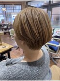 ベージュカラー×マッシュショート