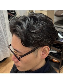 アズールサン 草加西口店(azule-sun)の写真/ビジネスもプライベートもキマるパーマスタイルをご提案。眉カットもして清潔感のある好印象ヘアに！