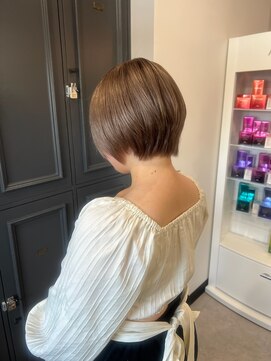 ログ(LOG) くびれショート小顔カットハイトーンショート