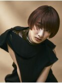 深みモーブレッドカラーと長め前髪でモードマッシュショート