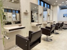 ザシラ 市川南店(THE SIRA)の雰囲気（ナチュラルテイストの店内でゆったりとした時間をお過ごし下さい）