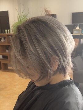 ゼウス(Zeus.) 海外ヘアーハッシュカットレイヤーカット