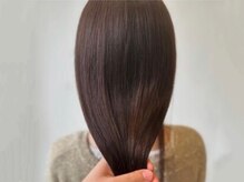 毎日がもっとラクに自然に。自然に艶めく、髪質改善と縮毛矯正。