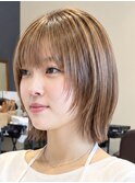 刈谷顔まわりレイヤー外ハネショートボブミルクティーベージュ