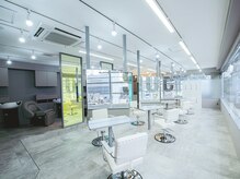 メンズソース 茨木(MEN'S SOURCE)の雰囲気（光が差し込む明るくスタイリッシュな店内で開放感があります！）