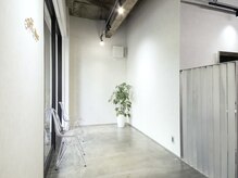 オフ エルア(ofF ’elua)の雰囲気(【待合スペース】シンプルで清潔感のある空間デザイン)