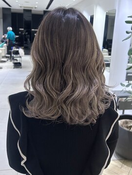 ステア ケース(stair case) ハイトーンミディアムレイヤーカット波巻きアレンジ前髪カット