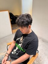 スリー(THREE)&nbsp;メンズパーマで無造作質感。垢抜け似合わせヘア