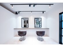 モデラート(moderato)の雰囲気（明るく開放的なカットスペース☆ドリンクサービスもございます♪）