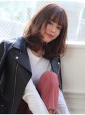 大人可愛い暖色ブラウン前髪ありくびれヘアミディアムレイヤー