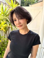 アデ オモテサンドウ(ade omotesando) アッシュカラーと柔らかいカールで作るフレンチ黒髪スタイル