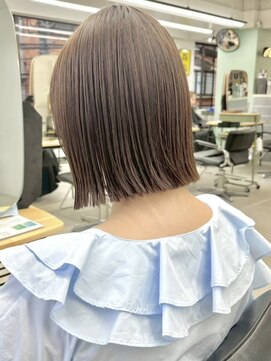 ヒビヲ(HIBIO) タッセルボブ切りっぱなしボブ外ハネボブベージュダブルカラー