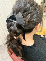 ロマンヤカタ ファース(ROMAN YAKATA fars)&nbsp;ヘアアレンジ　お呼ばれヘア　編み下ろしツインテール@田代3/25