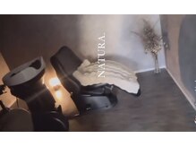 スリークバイナチュラ(SLEEKbyNATURA.)の雰囲気（"頭皮からエイジングケア"しっかり引き上げるマッサージが話題）