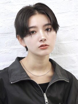 前下がりニュアンスセンターパート毛流れメンズライクショート