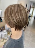 白髪ぼかしハイライト×ショートヘア