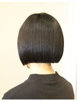 テイラー(TAILOR)&nbsp;ワンレングスシンプルぱつっとミニボブ黒髪艶髪石川町