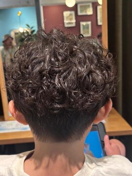 ムーン ティコブラーエ(moon tico brae) フェザーパーマ/シャドウパーマ/刈り上げセンター