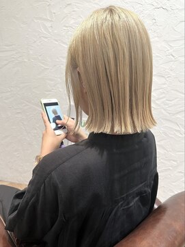 カモン(CAMON) 【ブリーチ２回】切りっぱなしボブ×ホワイトベージュ