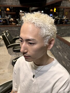 フォーコーナーズカットショップスリーセント 栄(FourCornersCutShop 3/cent) イージードリル/パンク/刈り上げショート/ブリーチデザイン