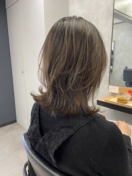 くびれミディ×オリーブベージュ