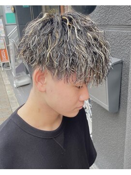フリーク バーバーショップ 都島店(FREAK BARBER SHOP) 金メッシュ縦落ちツイストスパイラルパーマツーブロックマッシュ