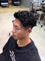 フィフス 天神大名(fifth) ハードで柔らかい質感スペインカールパーマ×スキンフェード