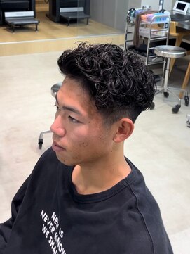 フィフス 天神大名(fifth) ハードで柔らかい質感スペインカールパーマ×スキンフェード